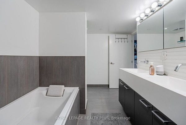 55 Stewart St S #117, Toronto, ON M5V 2V1