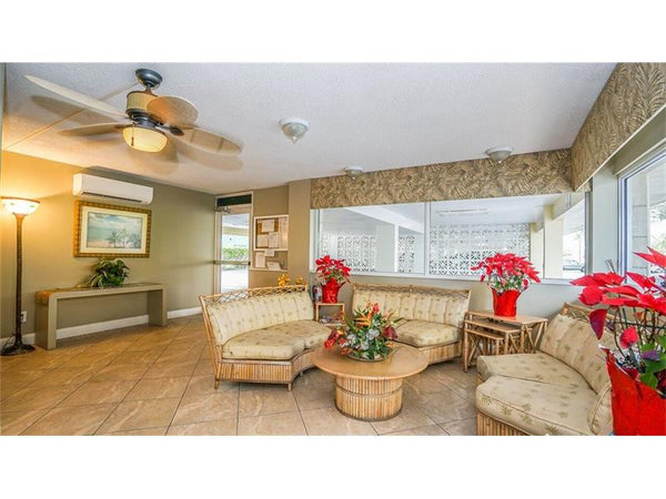 Hillsboro Colonnade #403