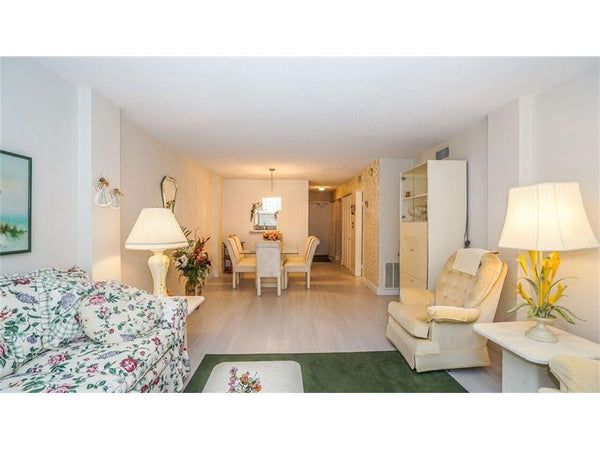 Hillsboro Colonnade #403